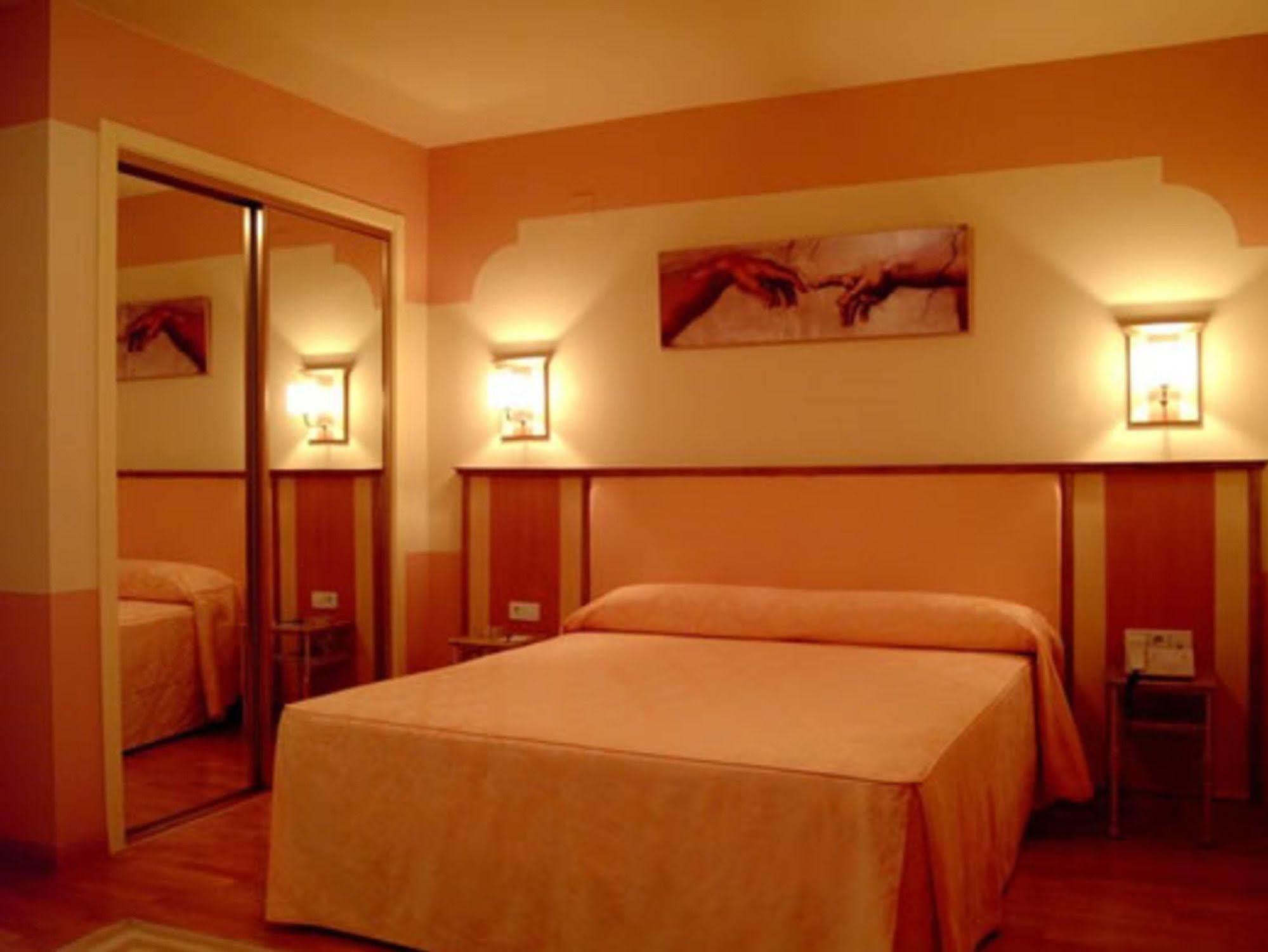 Hotel Fuente Las Piedras กาบรา ภายนอก รูปภาพ